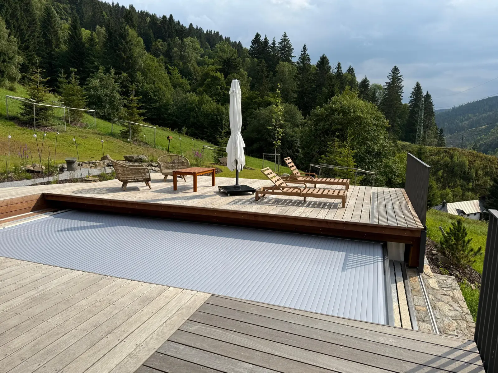 Sonderlösungen Referenzprojekt Thermoholz am Infinity-Pool