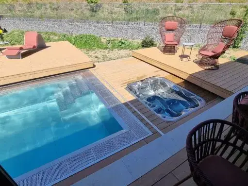 Sonderlösungen Referenzprojekt WPC Teak, Verbindung von Querverschiebung und SPA-Thermoabdeckung