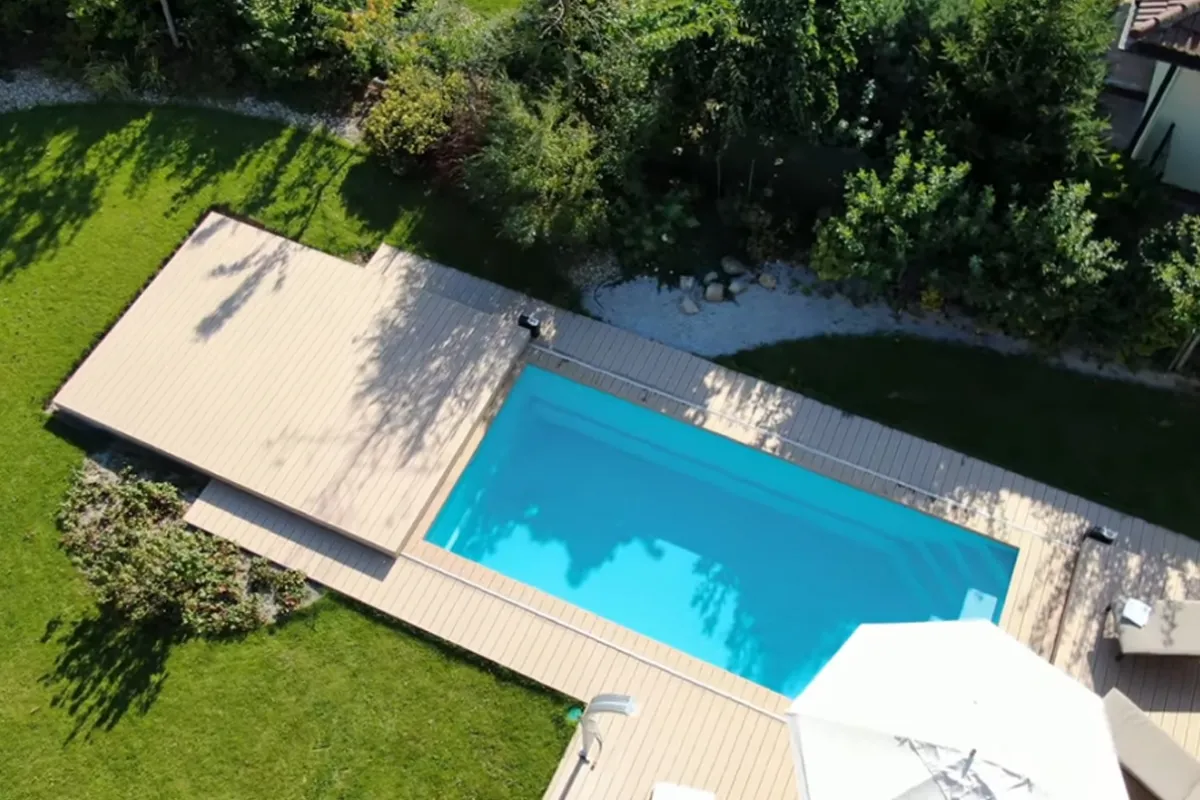 Geteilte Verschiebung einer mobilen Poolterrasse am Pool
